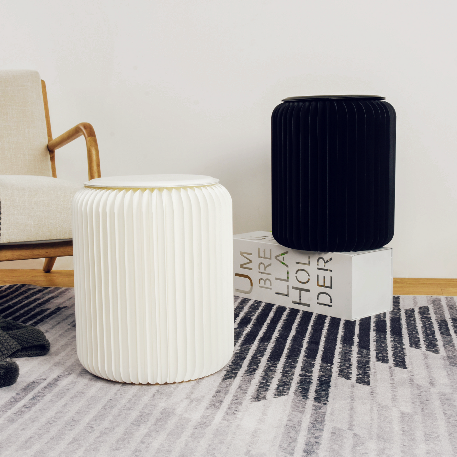 tabourets pliables noir et blanc